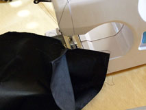 I due pezzi vanno cuciti lungo il bordo arrotondato lasciando da una parte i due lembi liberi per circa 10 cm
