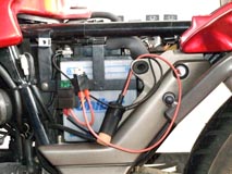 Presa per accendisigari montata sotto la sella della moto in prossimit� della batteria