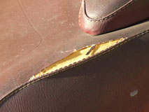 con la perdita di elasticit&agrave; del materiale utilizzato per foderare la sella, i punti pi&ugrave; sollecitati tendono a spaccarsi scoprendo la gommapiuma sottostante