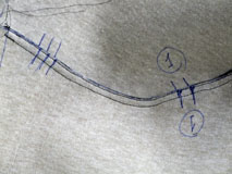 Le cuciture andranno fatte appoggiando i due pezzi da cucire "faccia a faccia" e facendo coincidere i segni riportati