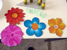 I fiori sono disegnati sul cartone, colorati con gli acrilici e ritagliati