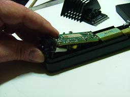 Sollevare con le mani il circuito elettronico del rasoio