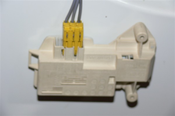 Questo è il bloccaporta collegato con il contatto rapido tre fili