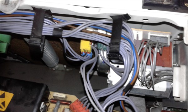 Il morsetto giallo porta i tre fili dal bloccaporta al timer