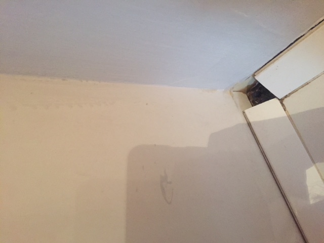 angolo in basso a destra del piano della cucina. il grigio è il muro, il giallino-bianco è la faesite bianca.