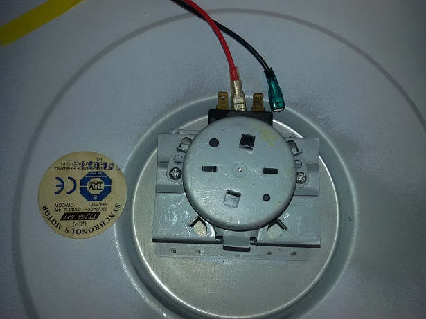 Motorino all'inizio dello smontaggio con etichetta tecnica al fianco