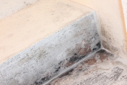 particolare dell'angolo della trave sopra la doccia