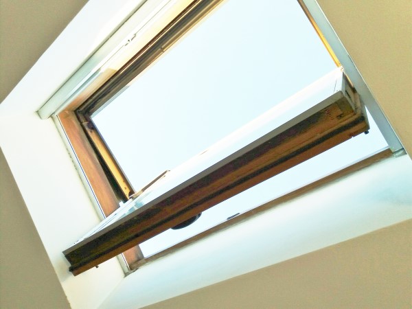 Finestra aperta a Bilico vista da sotto.jpg