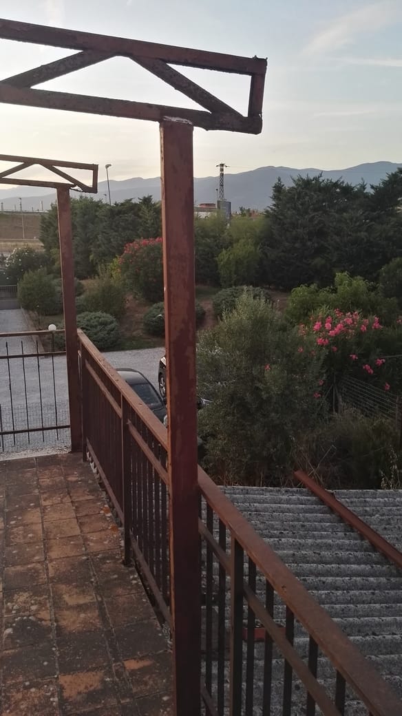 Guardate come è ridotta la trave in secondo piano.