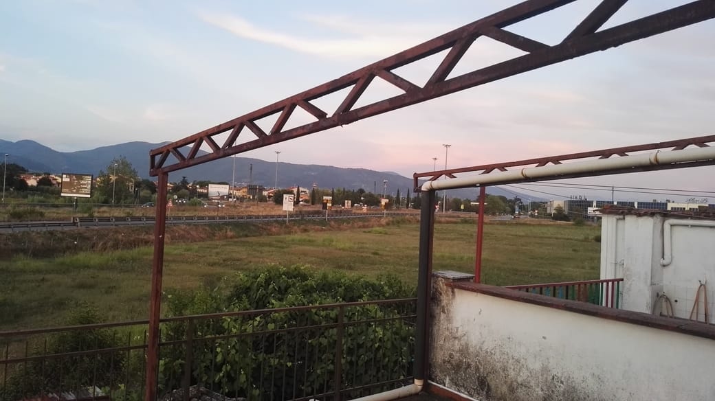 Le travi e i pali sono corrosi entrambi