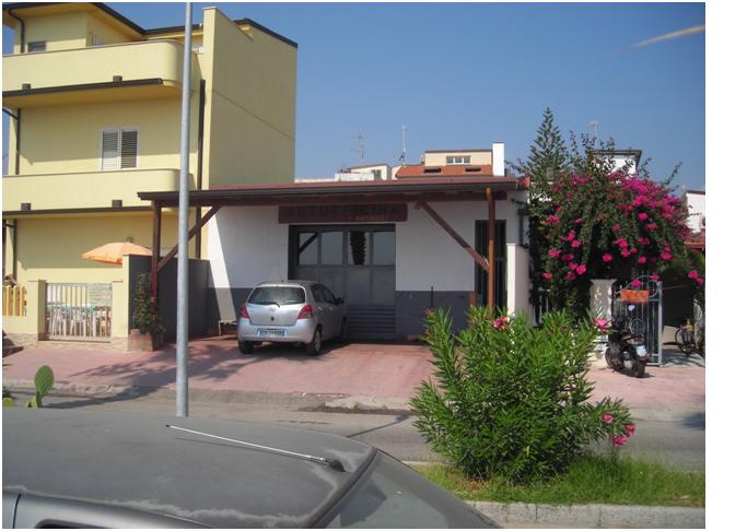 tettoia in legno con saette laterali controvento