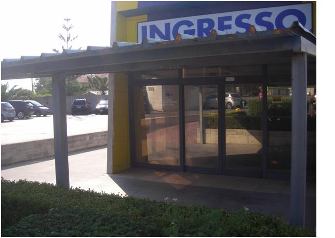 tettoia frontale con tre pilastri montanti