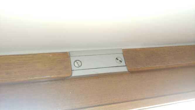 dettaglio del nottolino e vite sulle cerniere