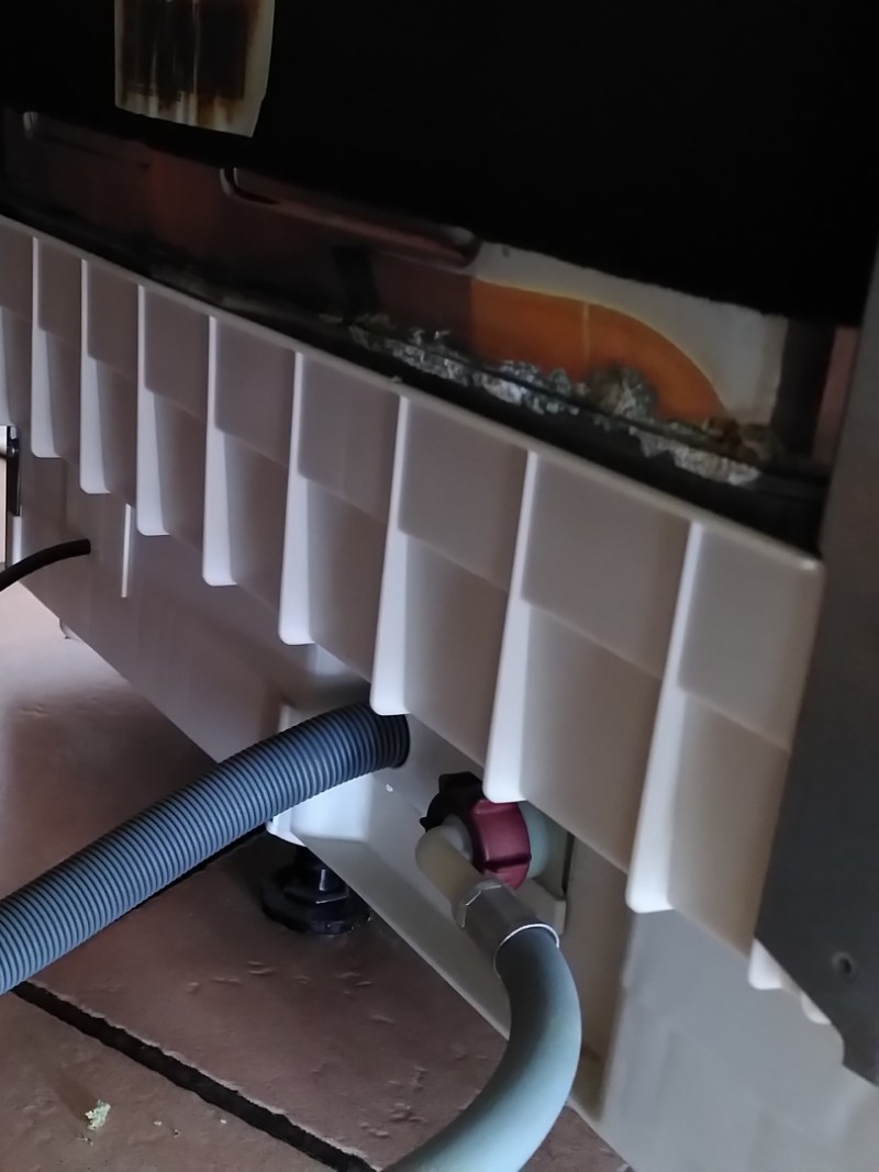 Foto del retro della lavastoviglie