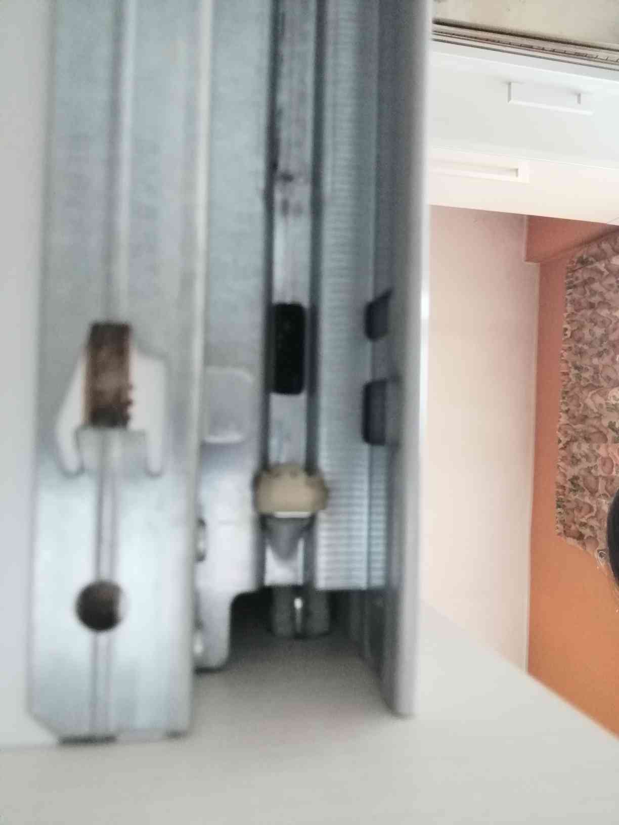 Questo meccanismo vicino al frontalino sembra solo un cuscinetto di gomma... Non si muove