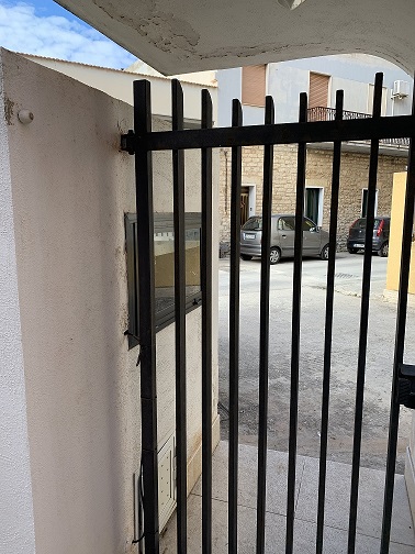 Sta-klos - Chiudiporta a chiusura automatica per cancelli | FindTheDeal
