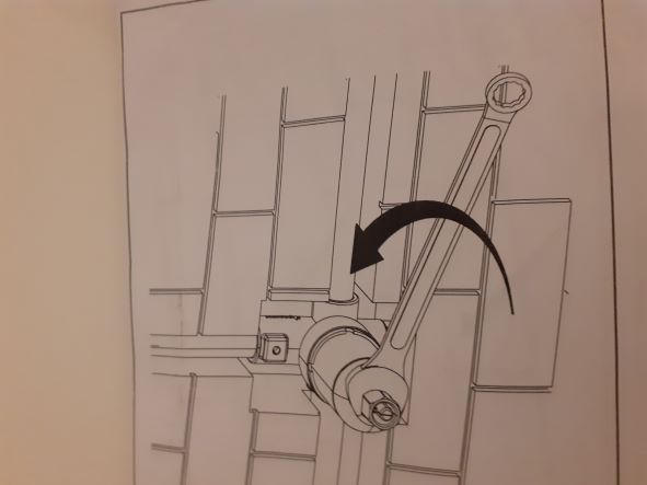 Chiave a tubo appoggiata sorpa la ghiera e svitata con chiave inglese.jpg