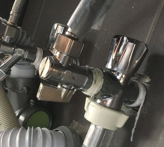 rubinetto lavabo lavastoviglie.jpg