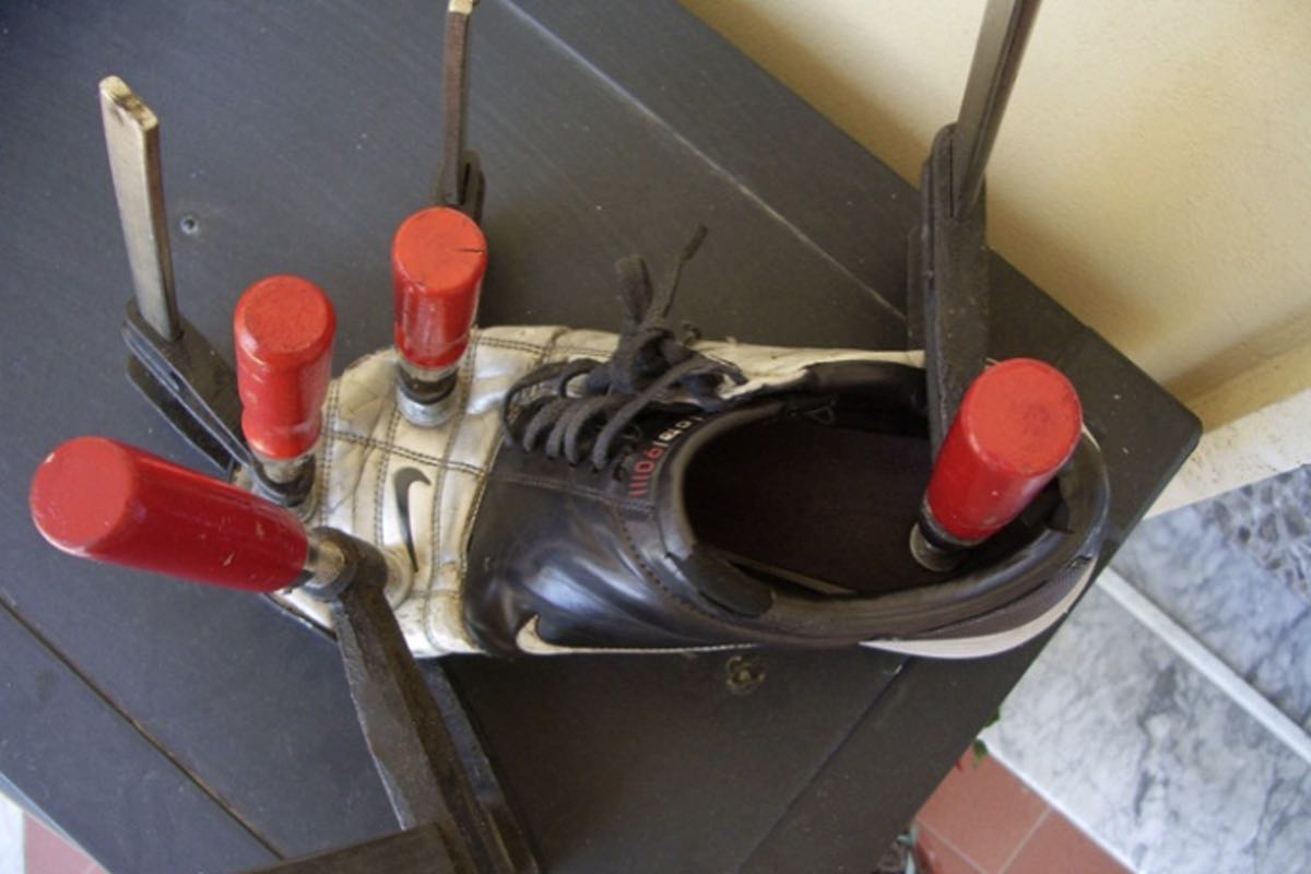 riparazione scarpe morsetti.jpg