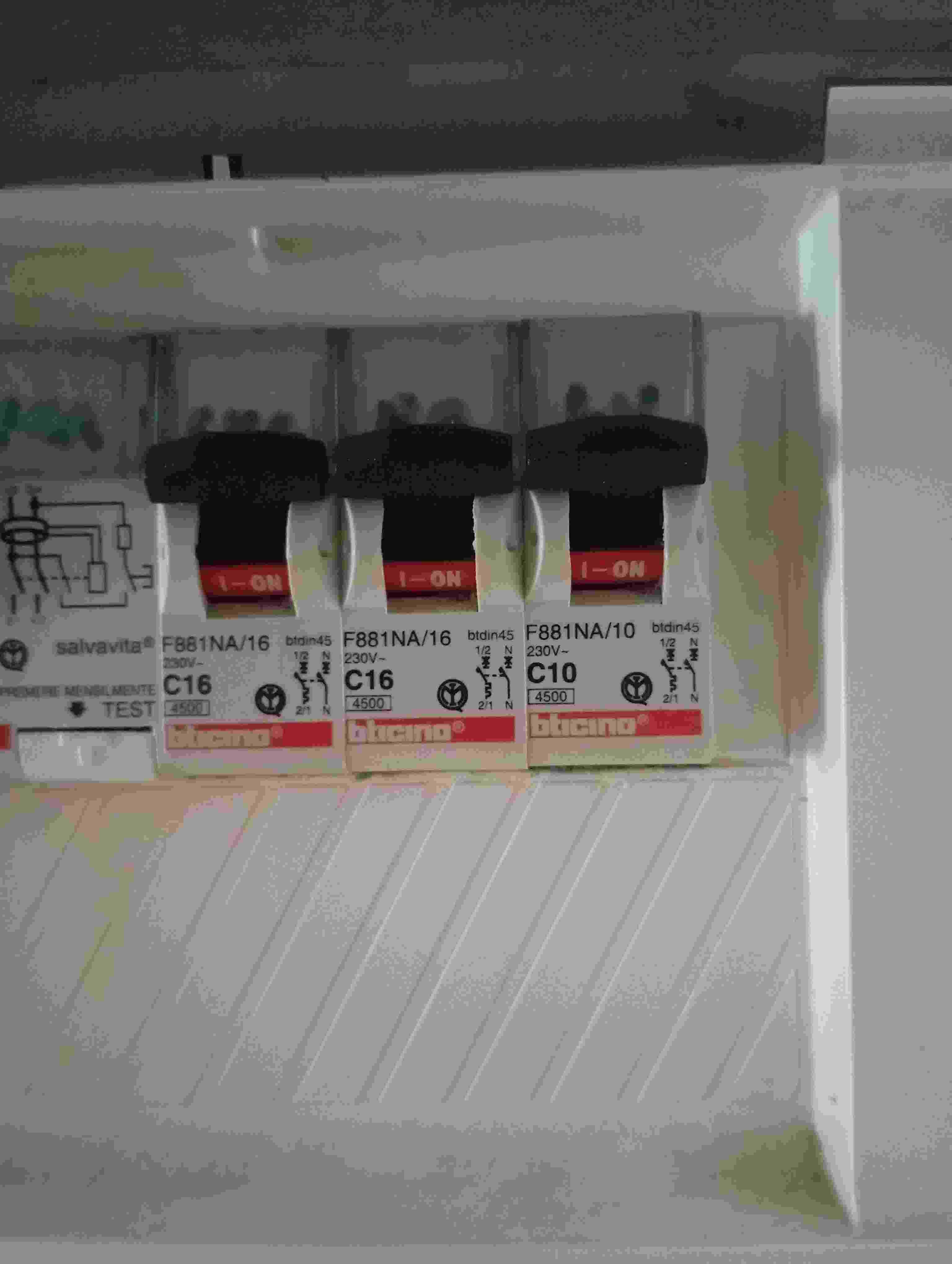 L'interruttore che si è abbassato sarebbe quello in mezzo ed è relativo alle &quot;prese&quot;