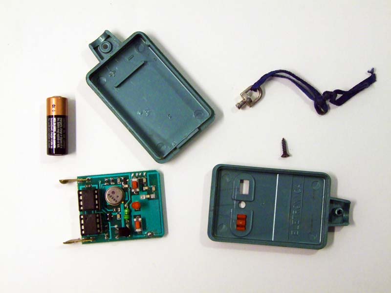 Dettaglio del vecchio telecomando smontato Dettaglio del vecchio telecomando smontato