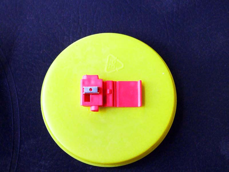 Dettaglio di un morsetto rubacorrente Dettaglio di un morsetto rubacorrente