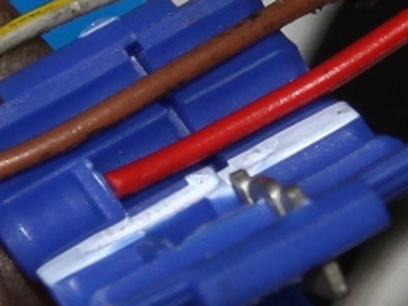 Collegamento al filo positivo della lampada abbagliante usando il morsetto rubacorrente Collegamento al filo positivo della lampada abbagliante usando il morsetto rubacorrente