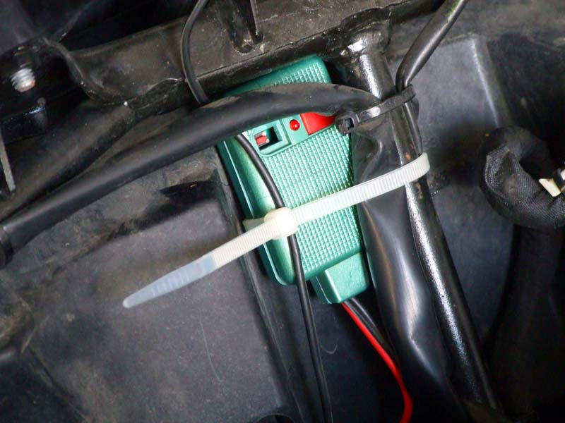 Il telecomando viene fissato al telaio della moto tramite una fascetta a strappo Il telecomando viene fissato al telaio della moto tramite una fascetta a strappo