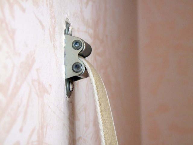 Detail of the guide for the roller shutter belt