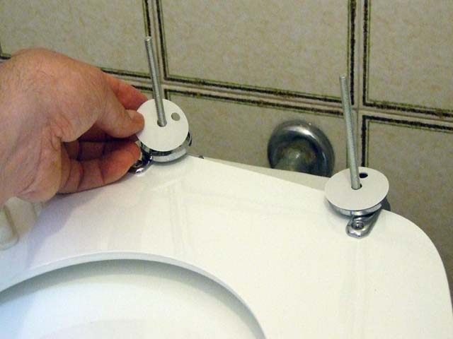 We insert the gaskets supplied with the toilet seat