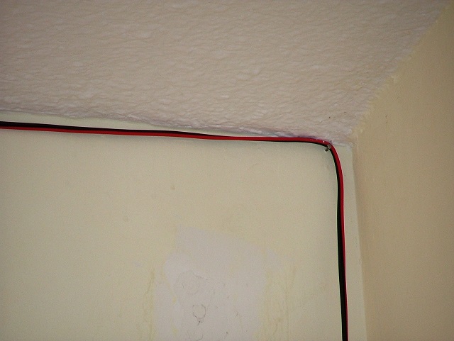 Come prima cosa ho fermato i fili con dei chiodini vicino allo spigolo del soffitto Come prima cosa ho fermato i fili con dei chiodini vicino allo spigolo del soffitto