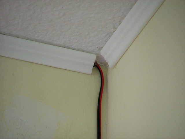 Dove vanno le casse lasciare un piccolo spazio per far uscire il filo Dove vanno le casse lasciare un piccolo spazio per far uscire il filo