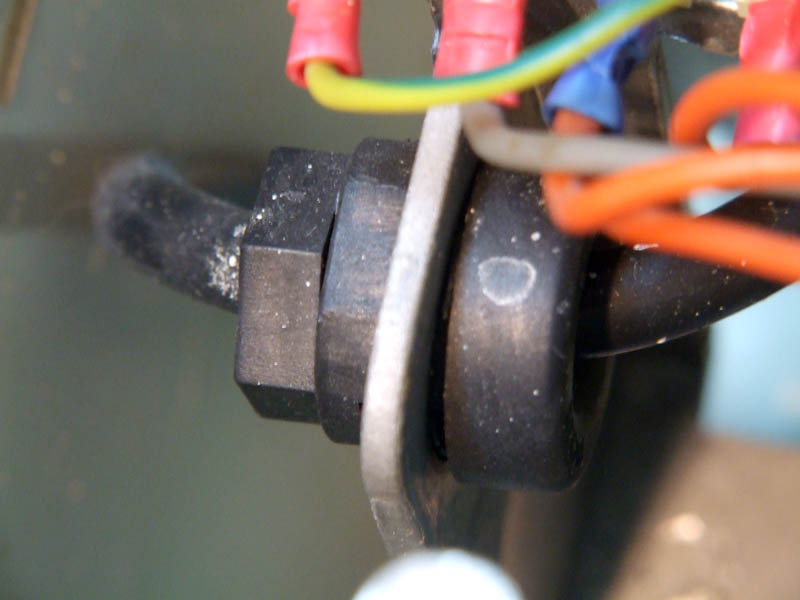 Per togliere il cavo di alimentazione, si dovrà allentare il passafilo