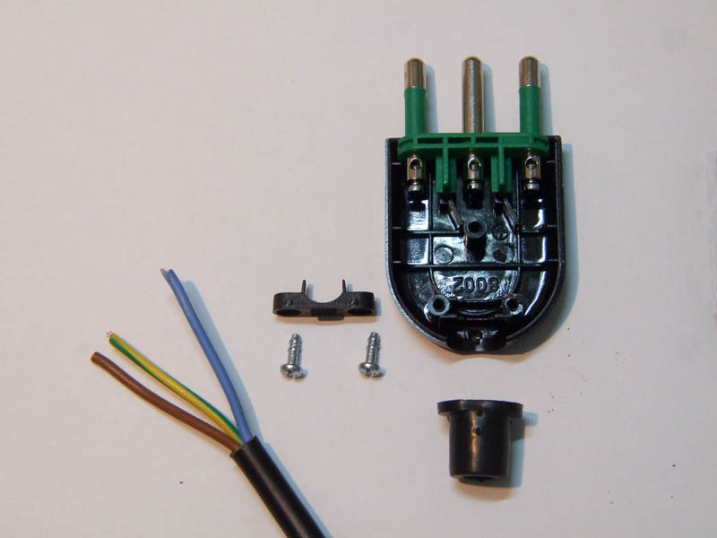 Come prima cosa si deve aprire la spina, smontare il morsetto di bloccaggio del cavo ed allentare le viti dei morsetti