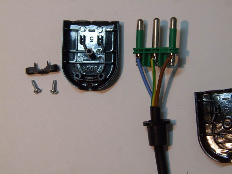 Serrare i fili dentro i morsetti della spina