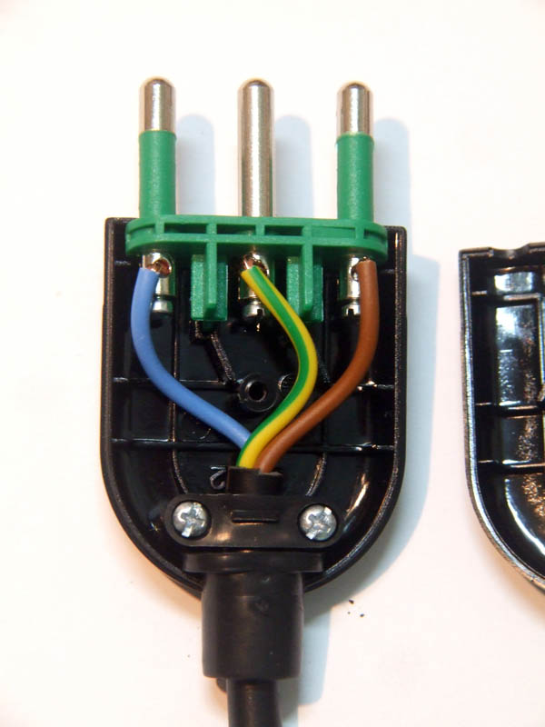 Il morsetto di blocco del cavo deve essere posizionato sopra la guaina esterna del filo stesso