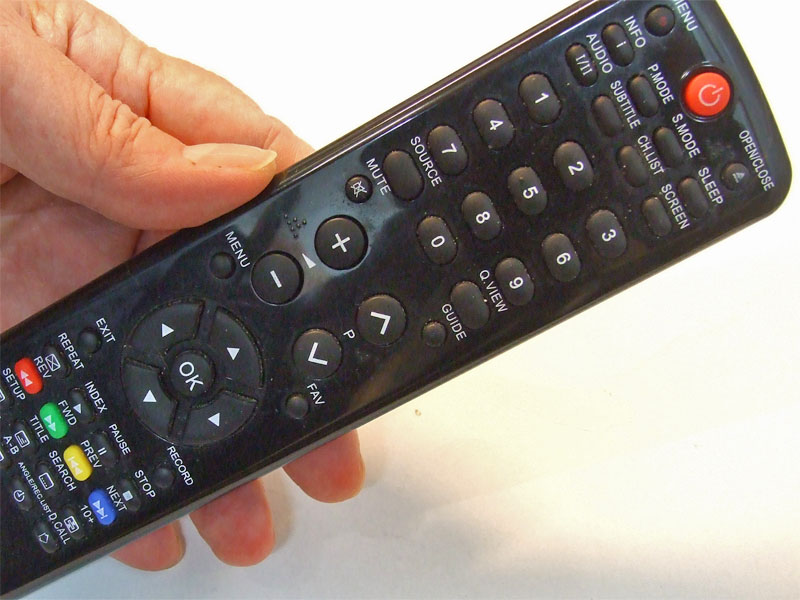 Le cause del malfunzionamento di un telecomando TV possono essere molteplici