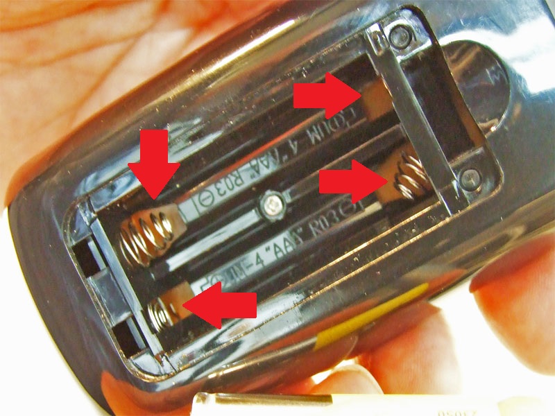 Se i contatti delle pile del telecomando sono ossidati questi devono essere puliti con la carta vetrata