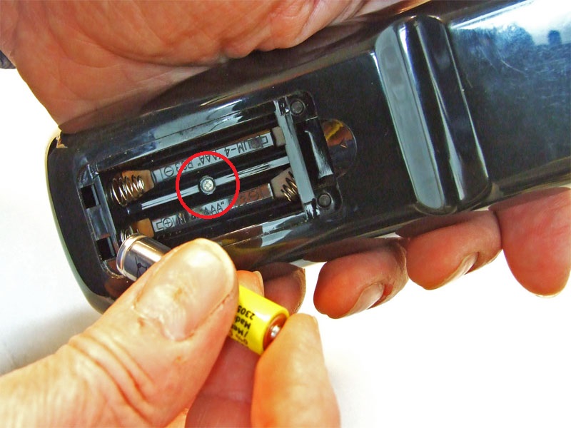 Per aprire il telecomando si deve prima verificare se sono presenti delle viti