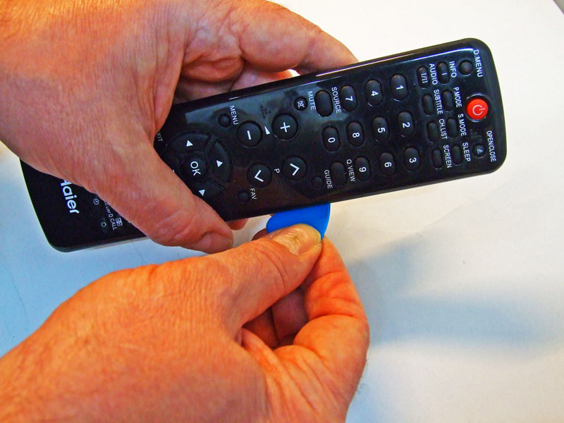 Se il telecomando non si apre dovremo ricorrere all'utilizzo di un plettro