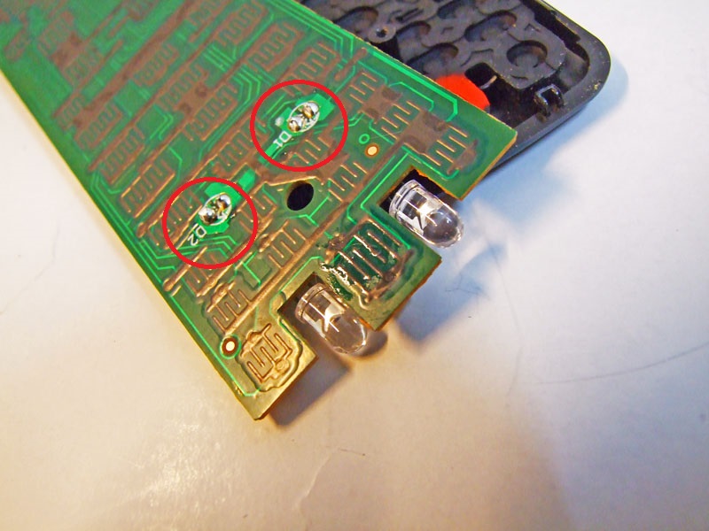 punti di saldatura dei led ad infrarossi sulla scheda del telecomando.