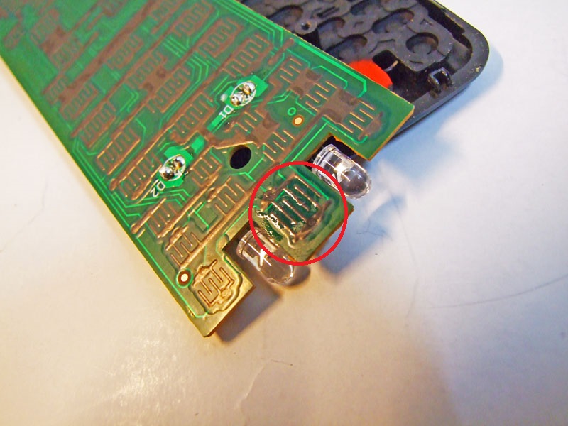 L'umidità ha rovinato il contatto del pulsante del telecomando