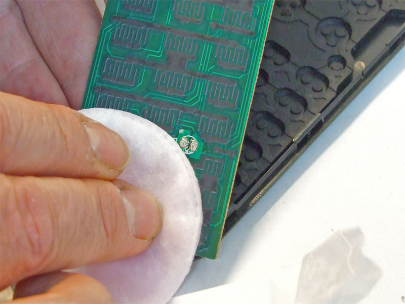 Ho pulito con alcol i contatti del pulsante del telecomando