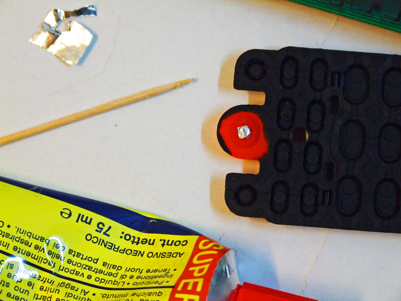 Incollando un pezzo di foglio di alluminio sotto il tasto ho ripristinato il contatto elettrico