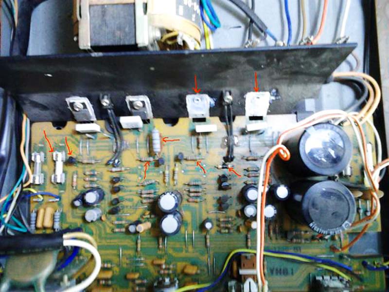 Amplificatore Kenwood KA3700 dettaglio dei componenti cambiati