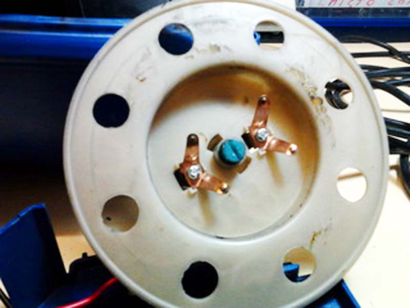 Detail of the non-functioning brushes