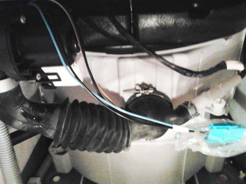 Verifica perdite nella parte inferiore della lavatrice