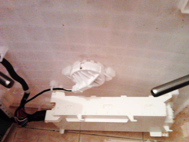 Verifica a vista dell'interno della lavatrice