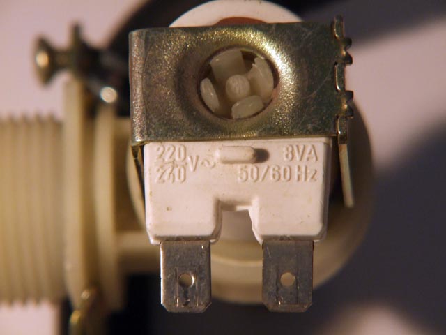 Per effettuare la prova di accensione della elettrovalvola dovremo controllare la tensione di alimentazione