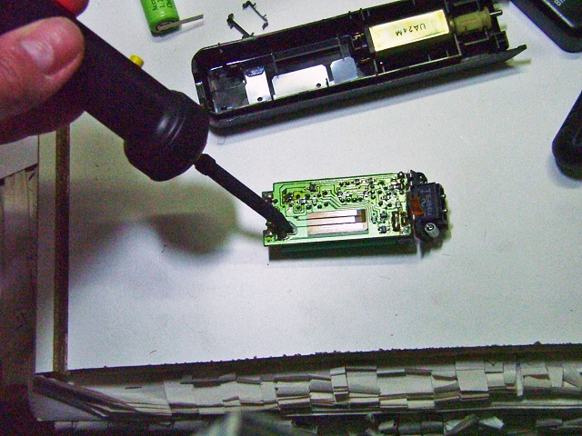 Solder the terminals of the new battery, respecting the polarity